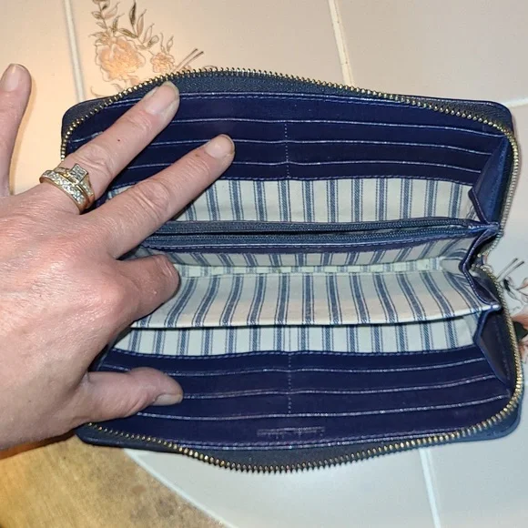 Dooney & Bourke Navy Blue Large Wristlet-Pre-loved. - Picture 6 of 12